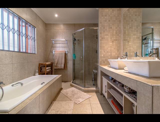 5 BEDROOM HOUSE FOR SALE IN GLENVISTA